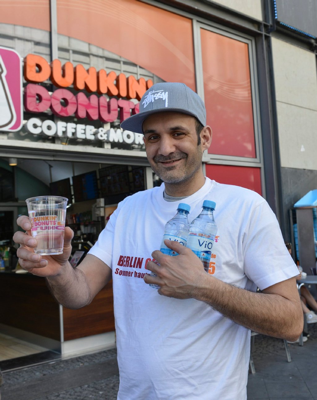 Anwary von „Dunkin Donuts“ im S-Bahnbogen, spendiert auf Nachfrage gerne ein Glas Wasser. Beim Uefa-Champions-League-Finale hat er sogar die vielen Polizisten im Bahnhof mit Wasser versorgt, die für Ordnung sorgten. „Von meiner Armeezeit weiß ich noch, wie anstrengend langes Stehen sein kann.“