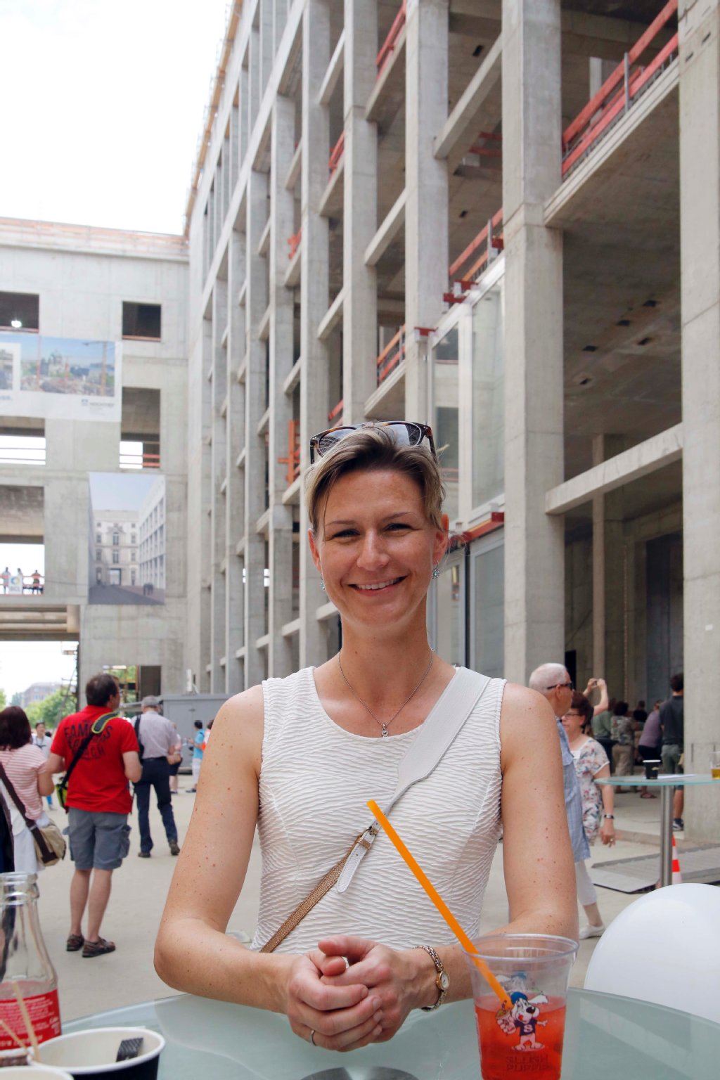 „Ich finde das Schloss toll“, sagt Sonja (38) aus Marzahn. Der Besucherin gefällt, dass man an dem historischen Ort eine Vorstellungskraft von dem bekommt, was einmal war. Die Anhängerin des Bauhaus-Stils mag die Kombination zwischen alter Hülle und modernem Kern aus Beton.