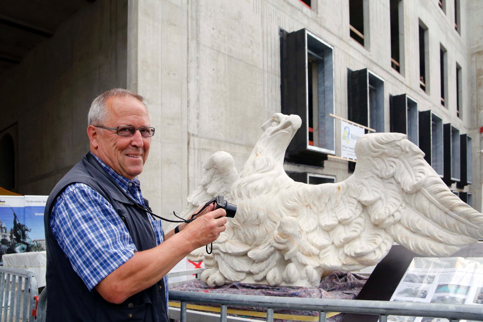 Die Adler haben es Wolfgang (70) aus Reinickendorf angetan. Er war „immer dafür, dass das Schloss wieder aufgebaut wird“. Ihm gefällt die moderne Seite – „eine Erinnerung an den Palast der Republik“.
