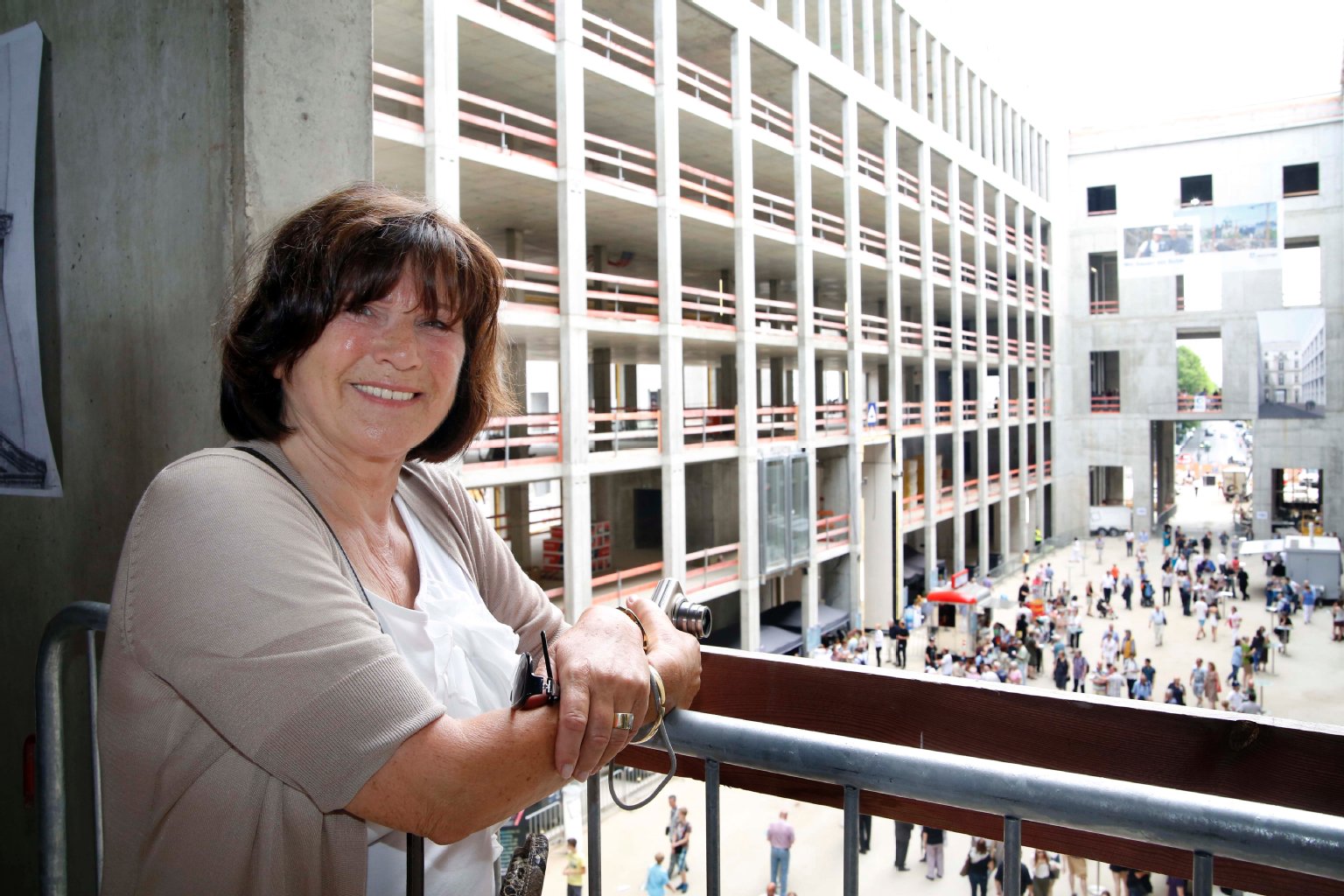 Marianna (61) aus Tegel machte sich im ersten Stock ein Bild von dem Rohbau. Sie ist sich sicher: „Da wird was daraus. Das Schloss wird mit Leben erfüllt“, sagt die Berlinerin, die das Gebäude imposant findet.