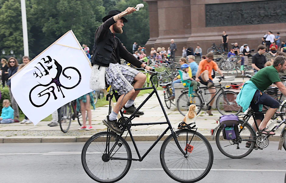 Ob dieser Drahtesel verkehrssicher ist? Ein Teilnehmer der ADFC-Fahrradsternfahrt über die Kreuzung Großer Stern an der Siegessäule