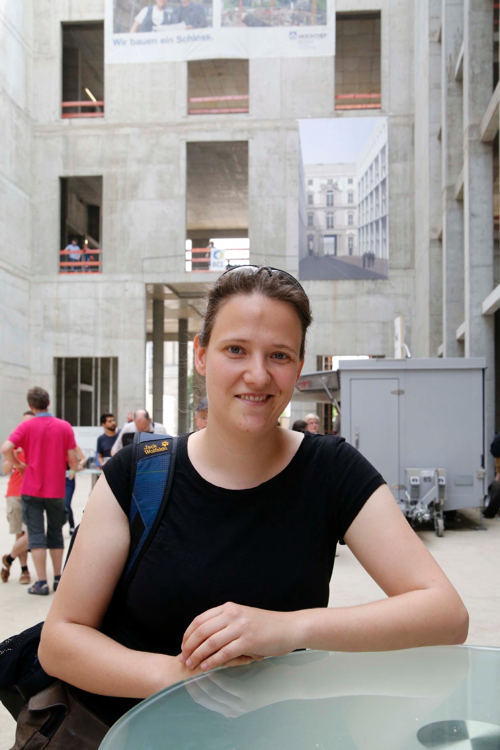 „Ich finde es gut, dass die Hauptstadt wieder ein Schloss hat“, sagt Cornelia (32) aus Wilmersdorf. Schade sei aber, dass es nicht historisch wieder aufgebaut wurde – sondern „nur mit Betonkern“. Cornelia ist sicher, dass der Bau sonst noch teurer als 590 Millionen Euro geworden wäre.