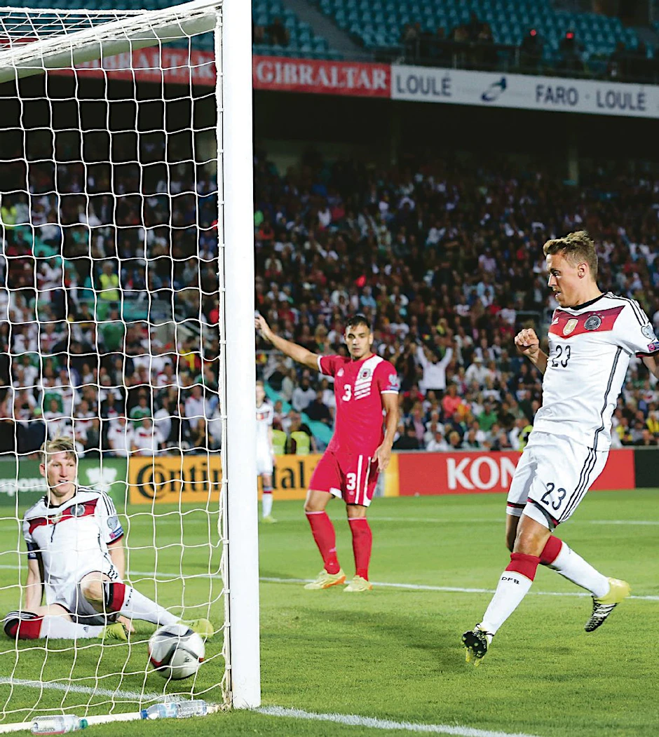 Während sich Bundes-Jogi fein die Nägel manikürt, quälen sich seine Jungs gegen Gibraltar wie Kruse hier beim Tor zum 2:0.