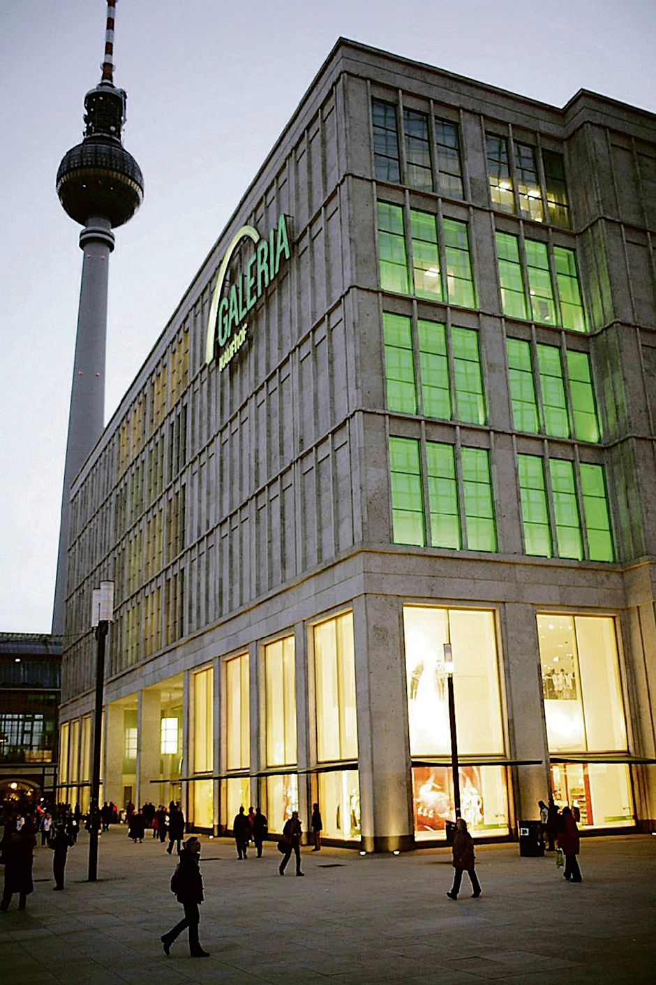 Die Galeria Kaufhof am Alexanderplatz gilt in der Gruppe als Flaggschiff. Sie ist gleichermaßen bei Berlinern und Touristen beliebt.
