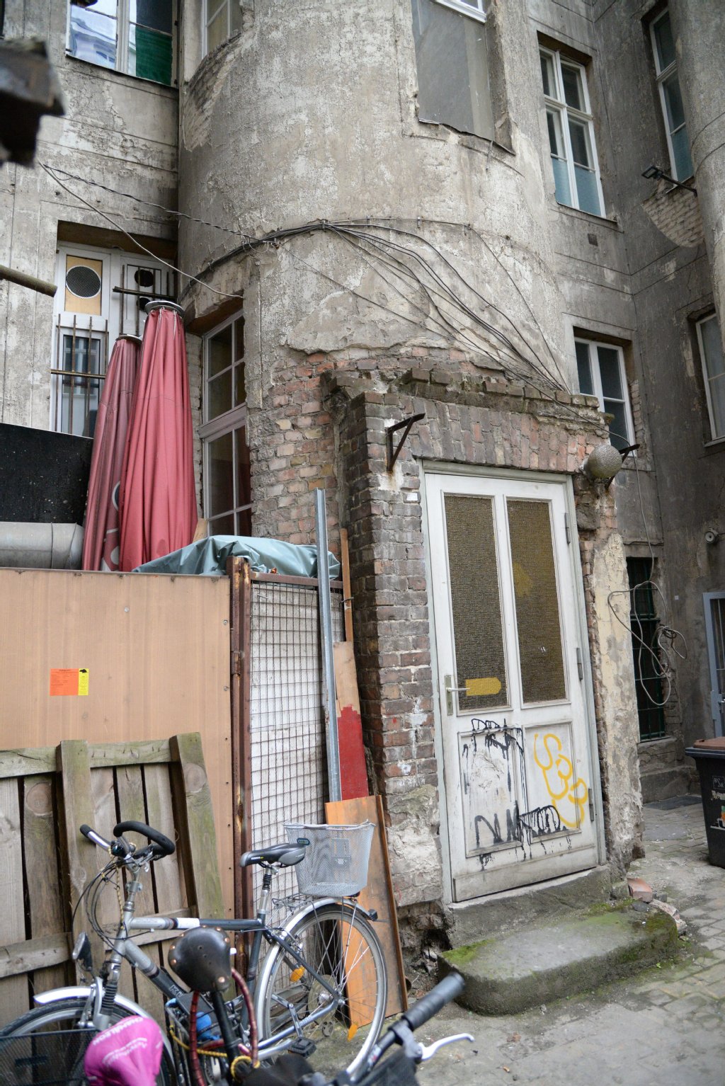 Blick in den Hof. Das Haus muss erneuert werden. Doch von „hochwertiger Komplettsanierung“ ist die Rede.