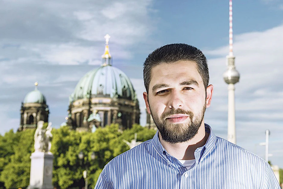 Irfan Peci in Berlin. Heute lebt er in Bayern und handelt mit Autos. Mit seinem früheren Leben will er nichts mehr zu tun haben. Am Mittwoch, 17. Juni 2015, ab 20 Uhr liest Mitautor Oliver Schröm in der Buchhandlung Tucholsky (Tucholskystraße 47) aus Pecis Buch.