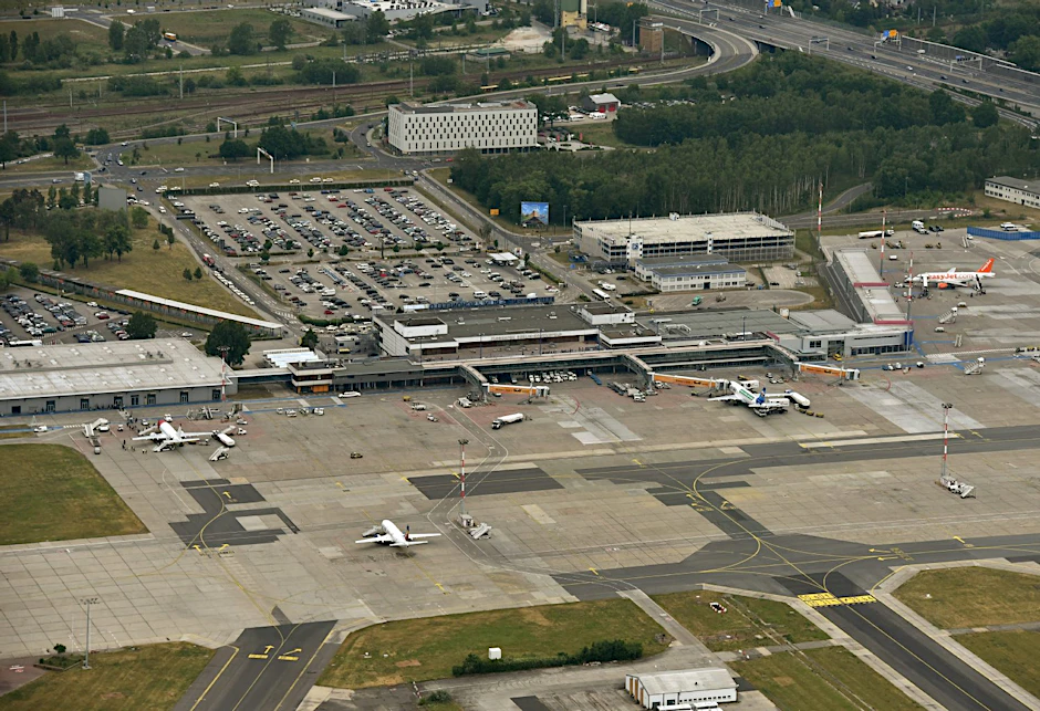 Der Betrüger wurde am Flughafen Schönefeld festgenommen.