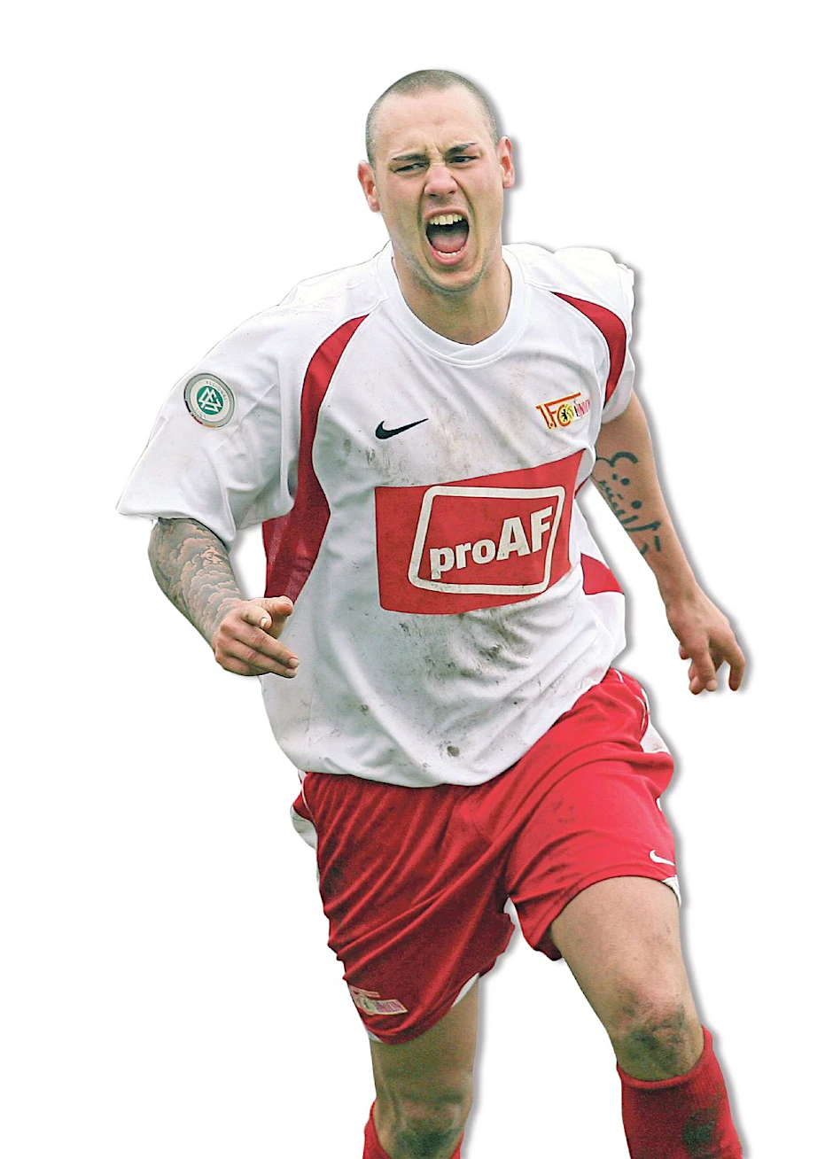 Dustin Heun schreit nach einem Tor für Union seine Freude heraus.