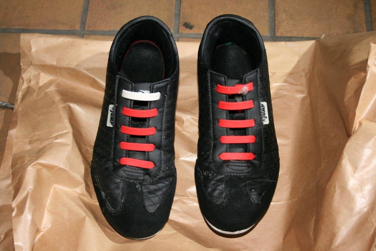 Die Frau trug diese schwarzen Turnschuhe von „Jump“.