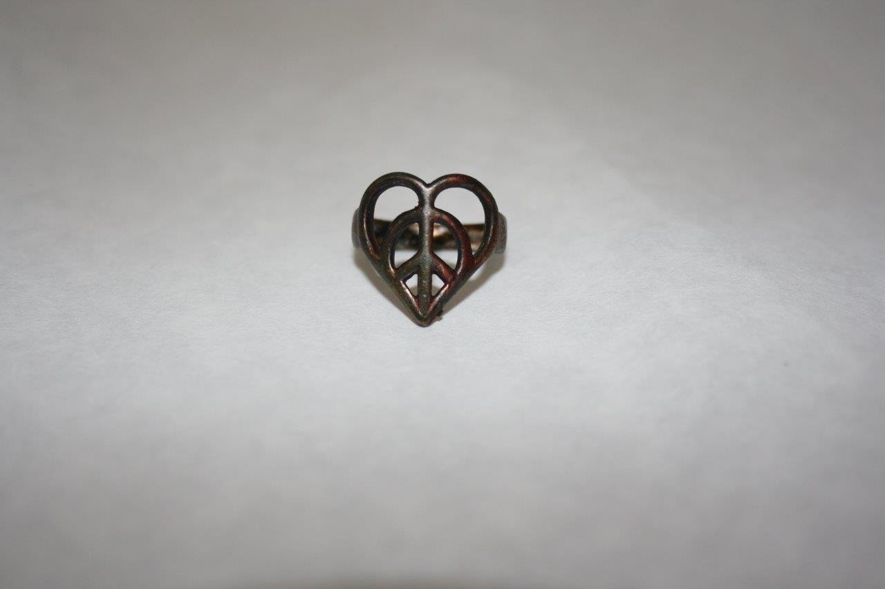 Die getötete Frau trug am rechten Mittelfinger einen Ring in Herzform.