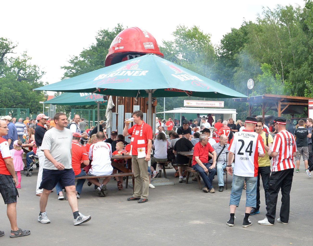 Vor dem ersten Training der Saison können sich die Fans mit Bier und Bratwurst stärken.