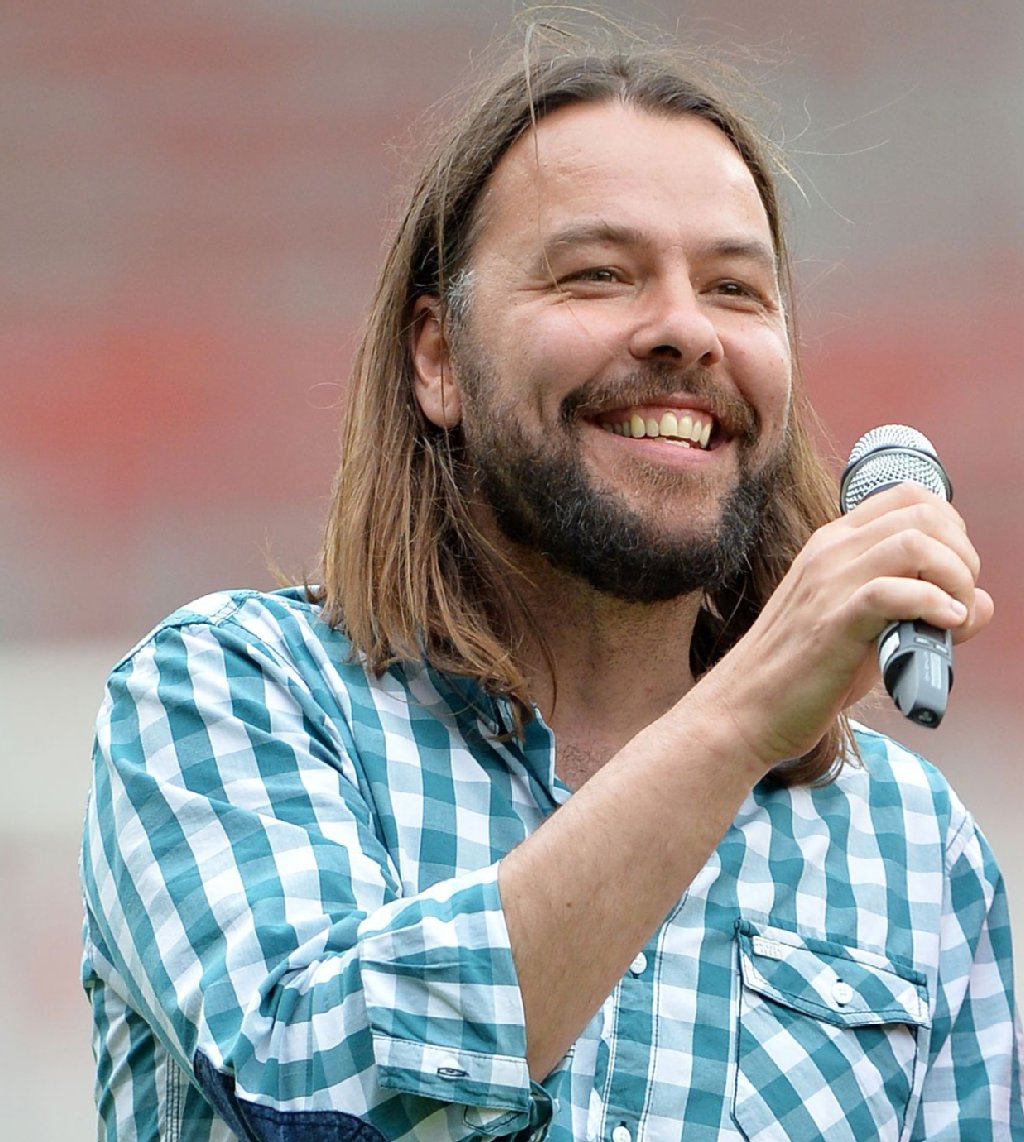 Stadionsprecher Christian Arbeit wird jeden Profi Sonntag einzeln auf das Feld holen.