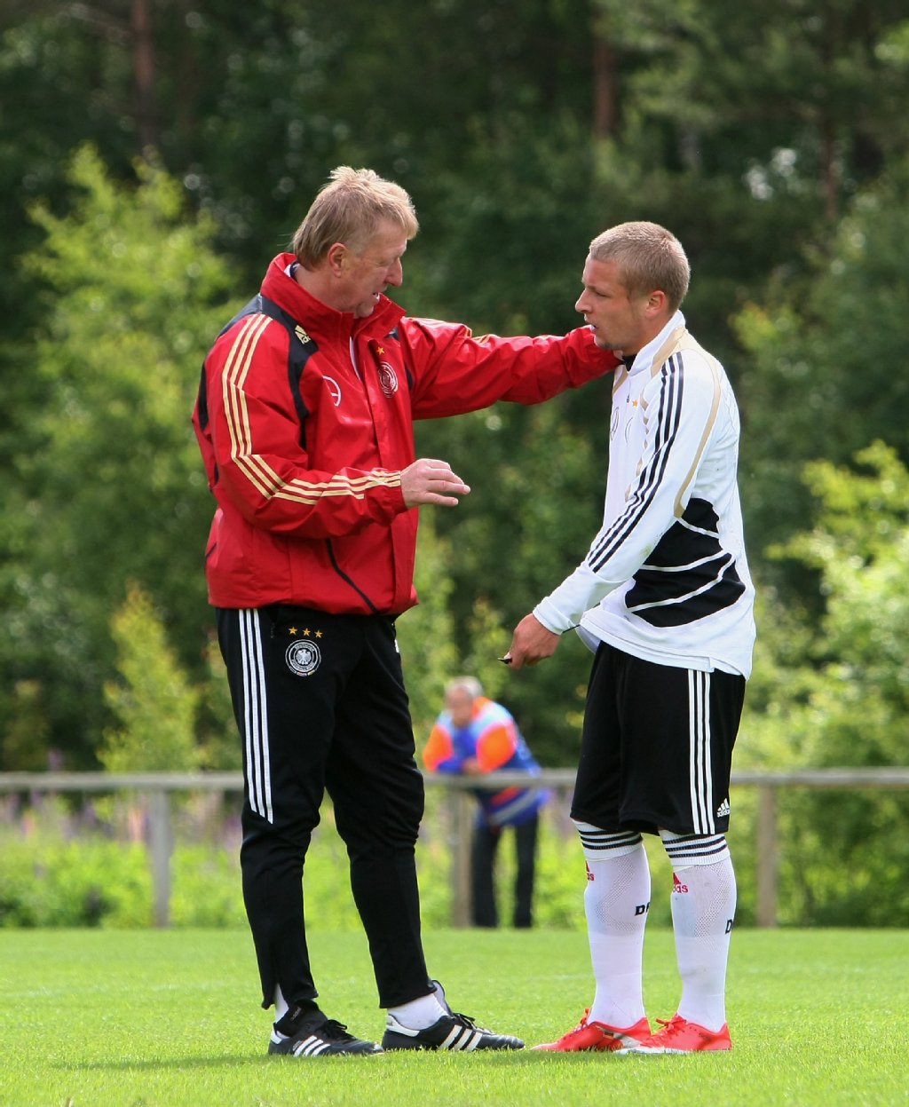 Wie sich die Bilder gleichen. U21-Bundestrainer Horst Hrubesch spricht mit Patrick Ebert ...