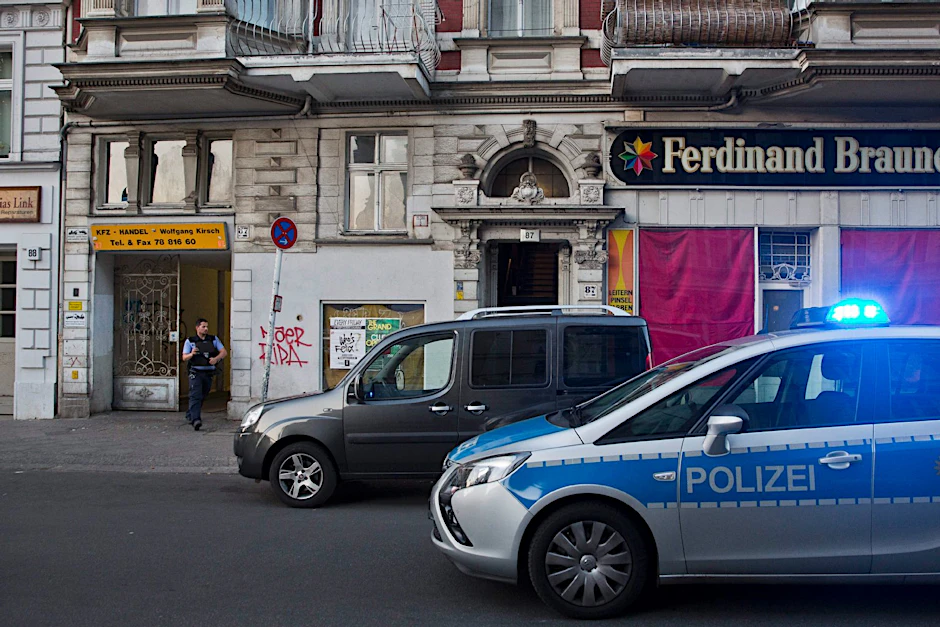 Nach dem SEK-Großeinsatz vom Dienstag rückte die Polizei auch am Mittwoch wegen brutaler Gewalt im von Roma-Familien bewohnten Haus an.