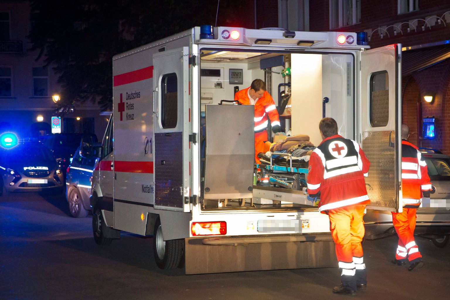 Ein Notarzt und Rettungssanitäter kümmern sich um den Verletzten.