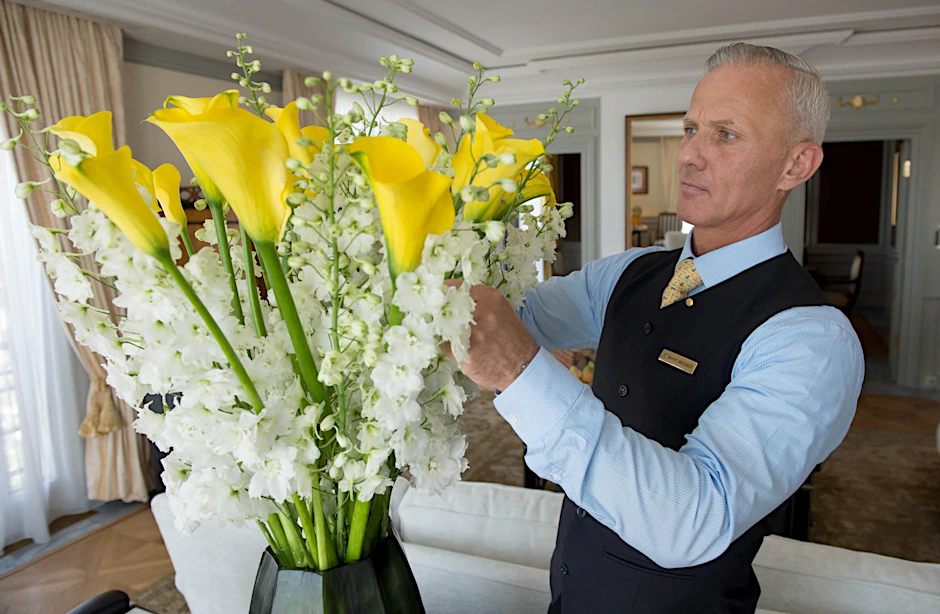 Adlon-Florist Mario Weidner richtet in der Präsidentensuite des Hotels einen Blumenstrauß aus gelber Calla und weißem Rittersporn. Hier wird in wenigen Tagen die Queen übernachten.