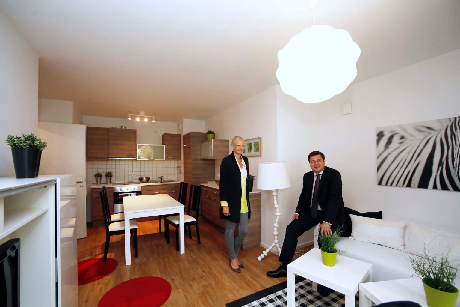 Stefanie Frensch, Leiterin der Howoge, und Andreas Geisel, Senator für Stadtentwicklung und Umwelt gefallen die Treskow-Höfe.
