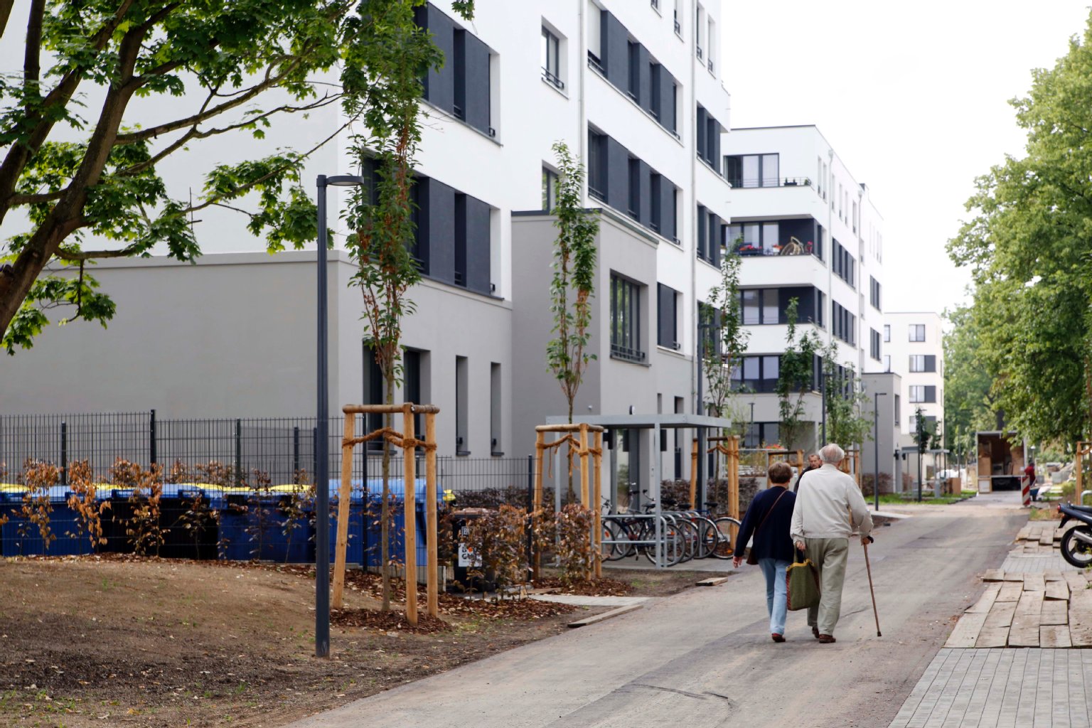 Die ersten Bewohner schlendern durch die Treskow-Höfe. Das Quartier umfasst 414 Wohnungen.