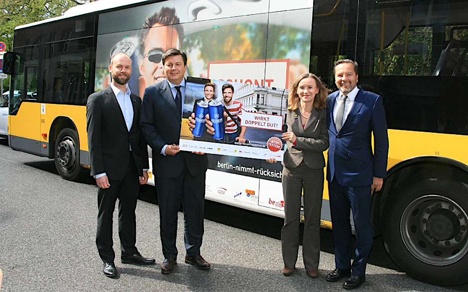 Verkehrssenator Andreas Geisel (2.v.l.) präsentiert das neue Motiv der Rücksichtkampagne, gemeinsam mit Dr. Sigrid Nikutta (Vorstandsvorsitzende der BVG, 3.v.l.), Daniel Wall (Vorstandsvorsitzender der Wall AG (4.v.l.) und Drive-Now Unternehmenssprecher Michael Fischer
