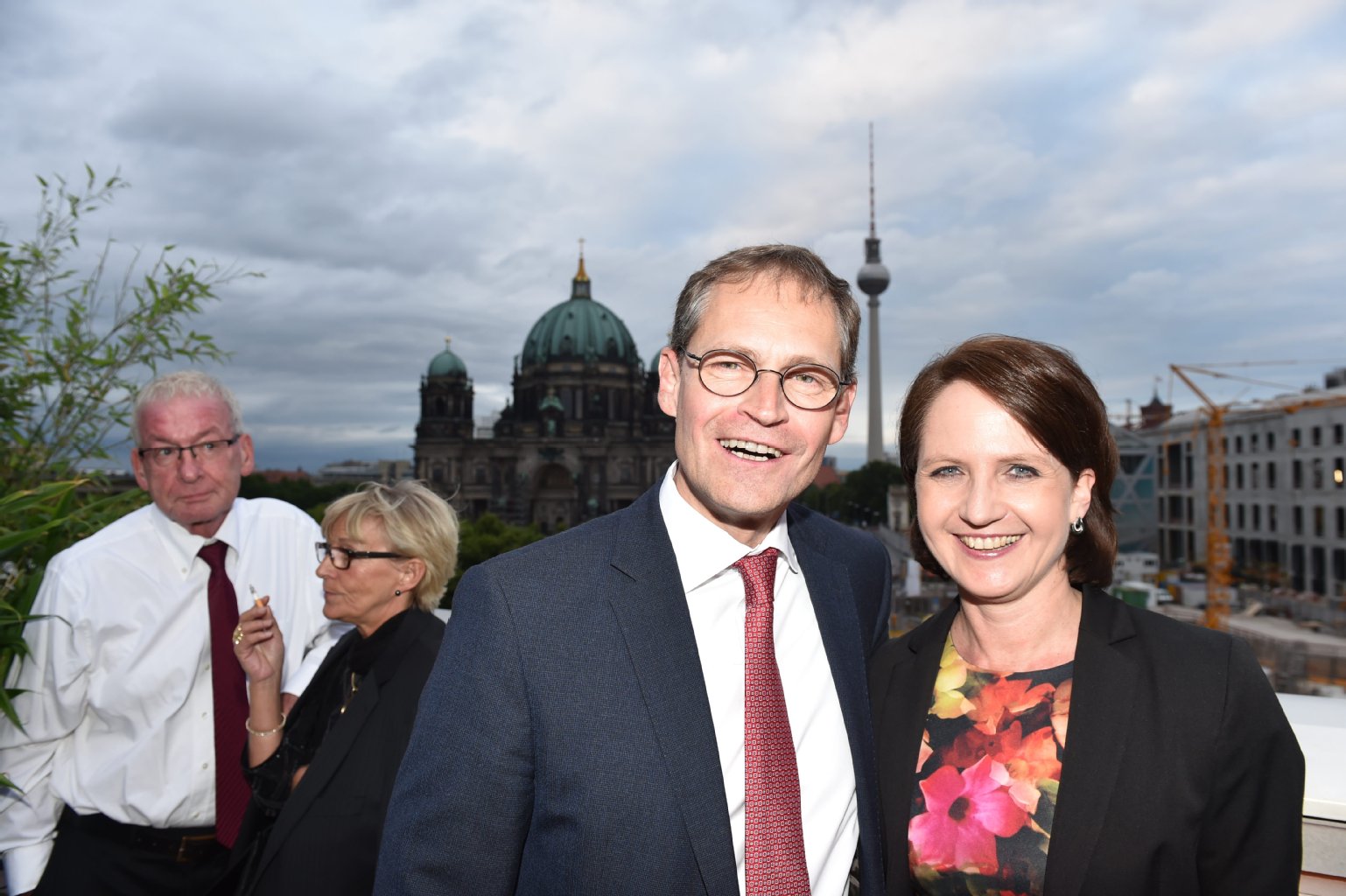 Berlins Regierender Bürgermeister Michael Müller (SPD) und seine Frau Claudia feiern vor Schuldnerberater Peter Zwegat.