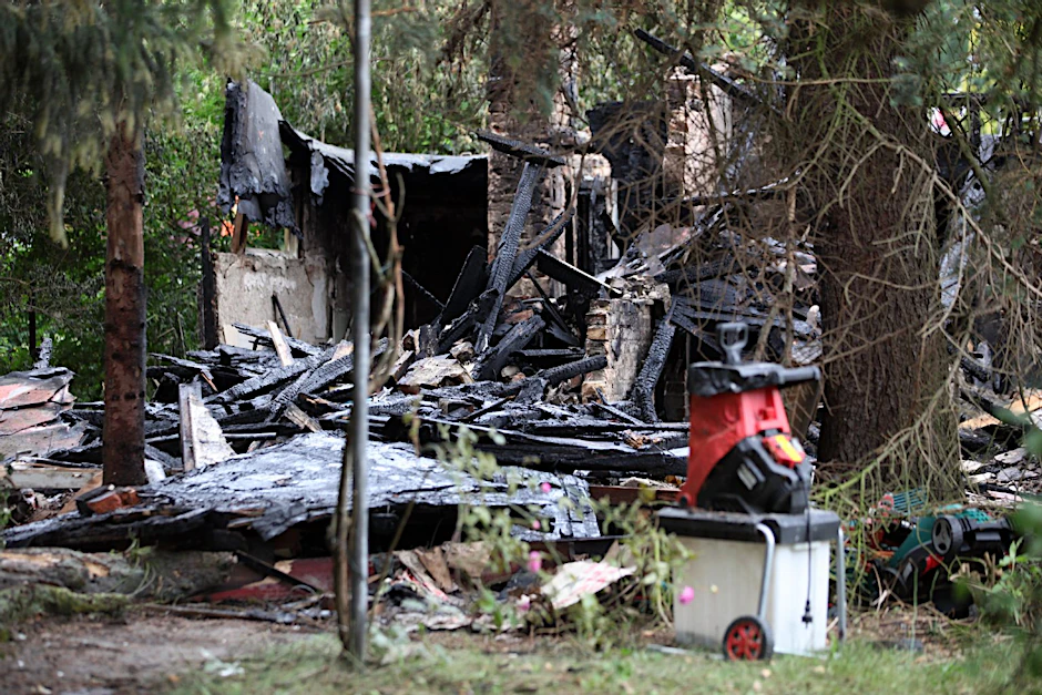 Von der gemauerten Laube sind nach der Explosion nur noch Trümmer übrig.