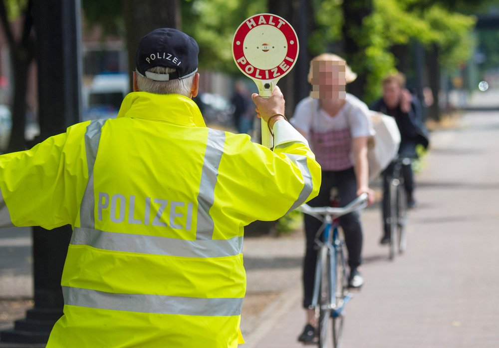 Halt! Stopp! Fahrrad-Rambos hatten bei der gestrigen Kontrolle keine Chance. Zwei Polizisten waren in Zivil unterwegs.
