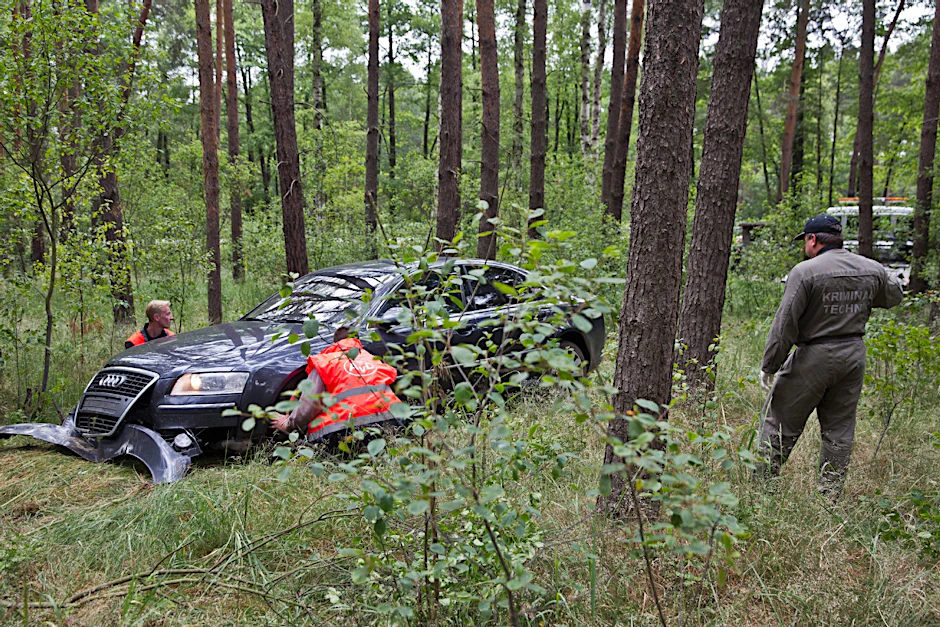 In diesem Waldstück bei Dubrau ließen die Gangster ihr Fluchtauto zurück.