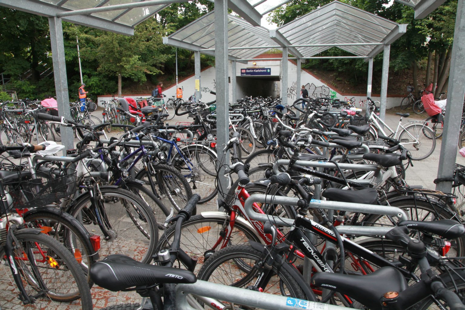 Der S-Bahnhof Karlshorst (großes Foto) ist der Fahrradklau-Punkt Nummer 1 – in ganz Berlin.