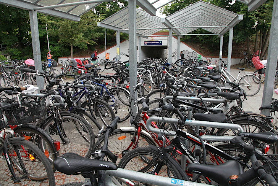 Der S-Bahnhof Karlshorst (großes Foto) ist der Fahrradklau-Punkt Nummer 1 – in ganz Berlin.