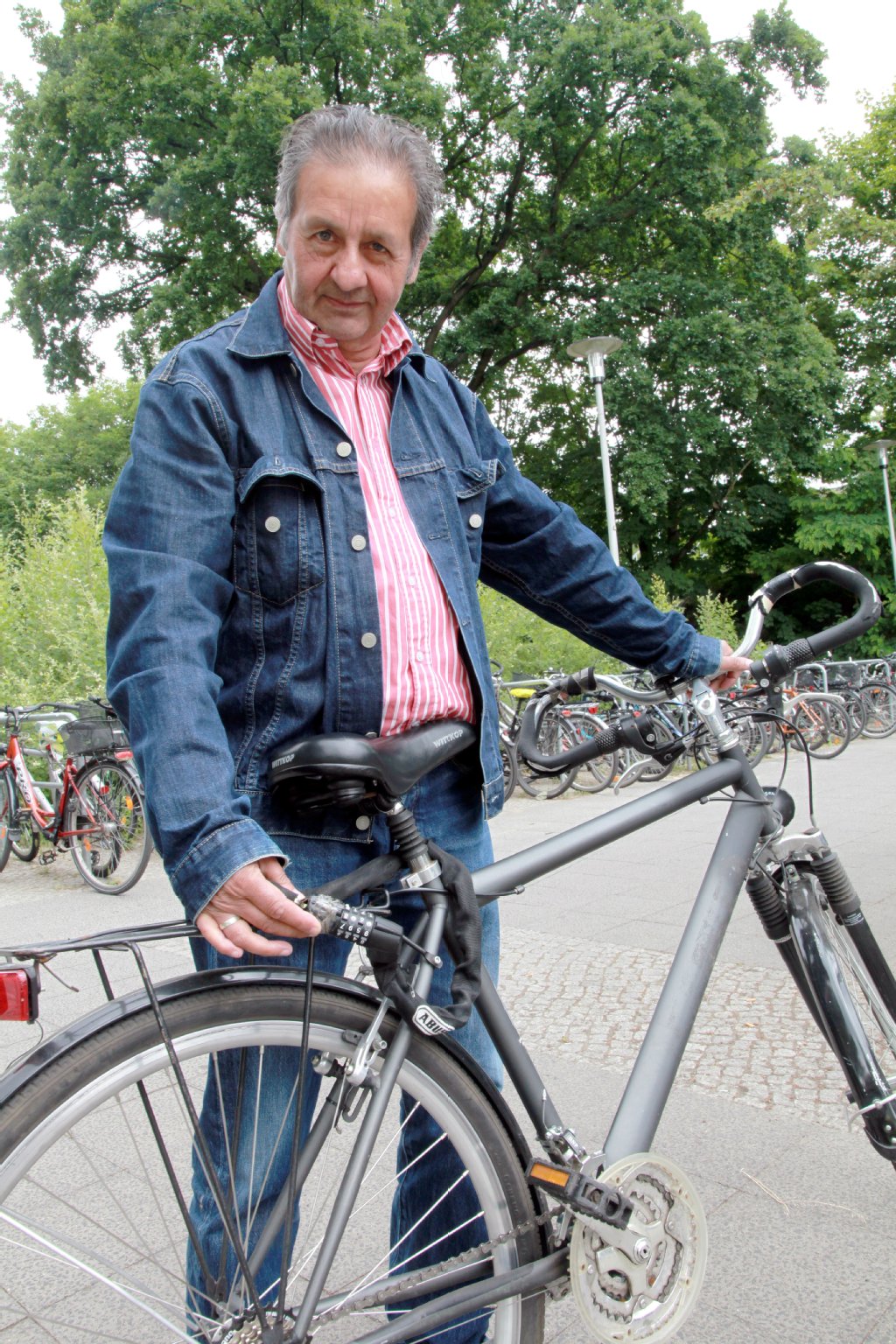 Auch an diesem Schloss haben es die Diebe schon versucht. August Weiß (63) wohnt neben dem Bahnhof. Ein Rad stellte er mittags vor die Haustür, zwei Stunden später war es weg. Auch seine Tochter wurde schon Opfer.