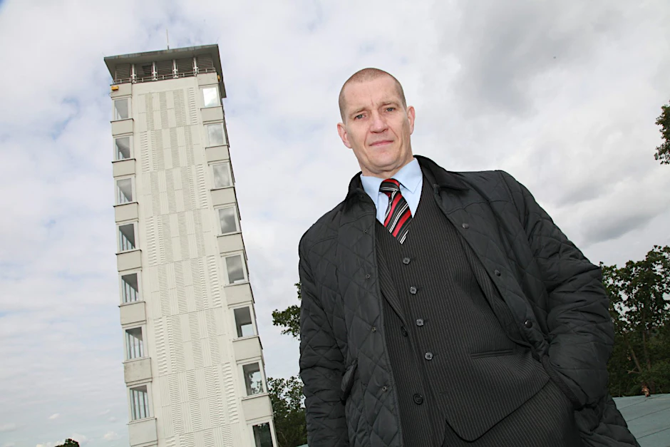 Immobilienkaufmann Matthias Große an seinem Turm: Er würde gern loslegen, wartet aber seit einem halben Jahr auf die Baugenehmigung.