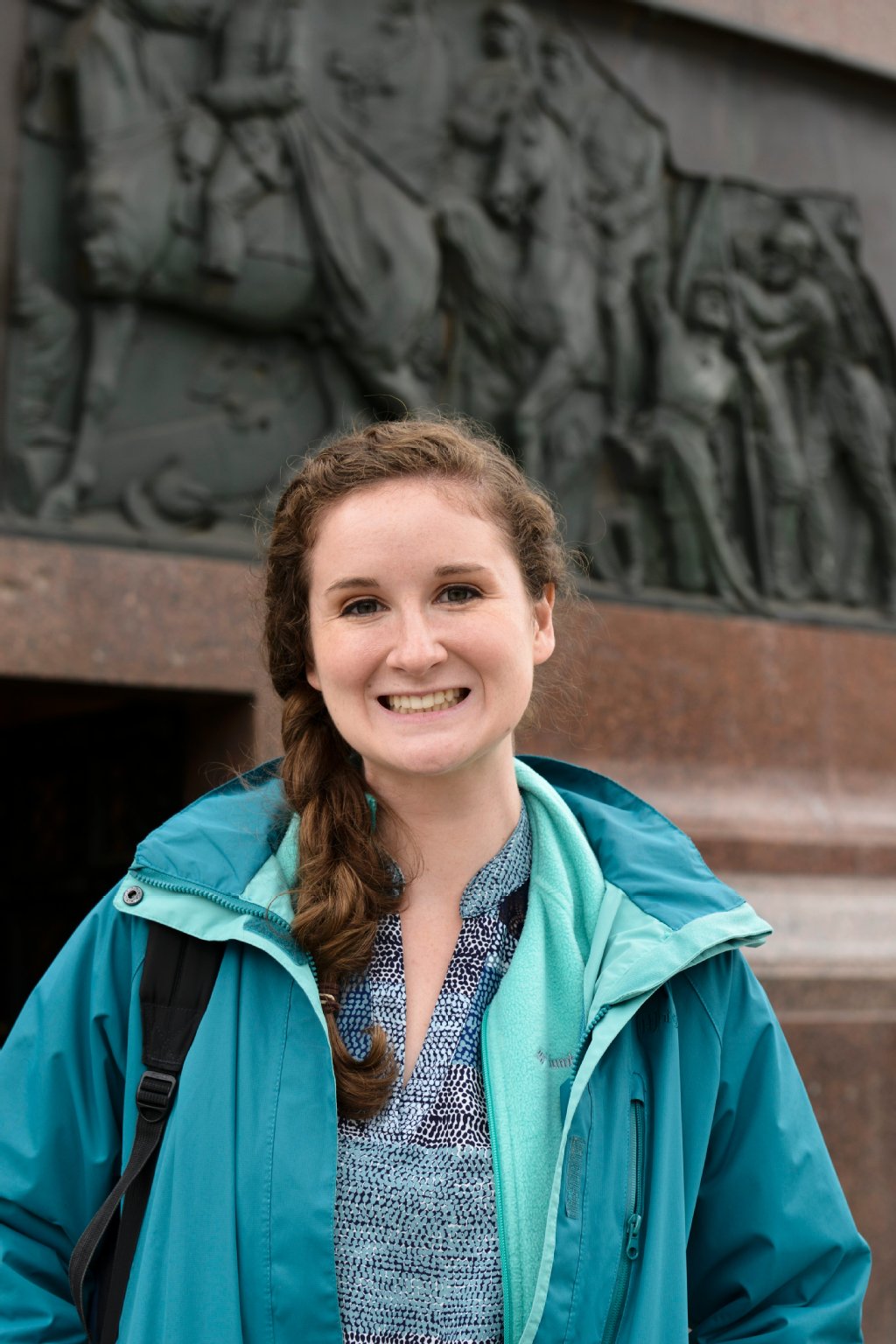 Die Viktoria blickt nach vorn, das ist gut so! Felicity Warren (22), Studentin aus Reno (USA): „Das Monument hilft uns, an die Kriege im 19. Jahrhundert zu denken. Es gehört genau hierher in die Mitte Berlins. Der Blick der Viktoria geht nach vorn – das ist gut so. Sprengen ist Quatsch!“