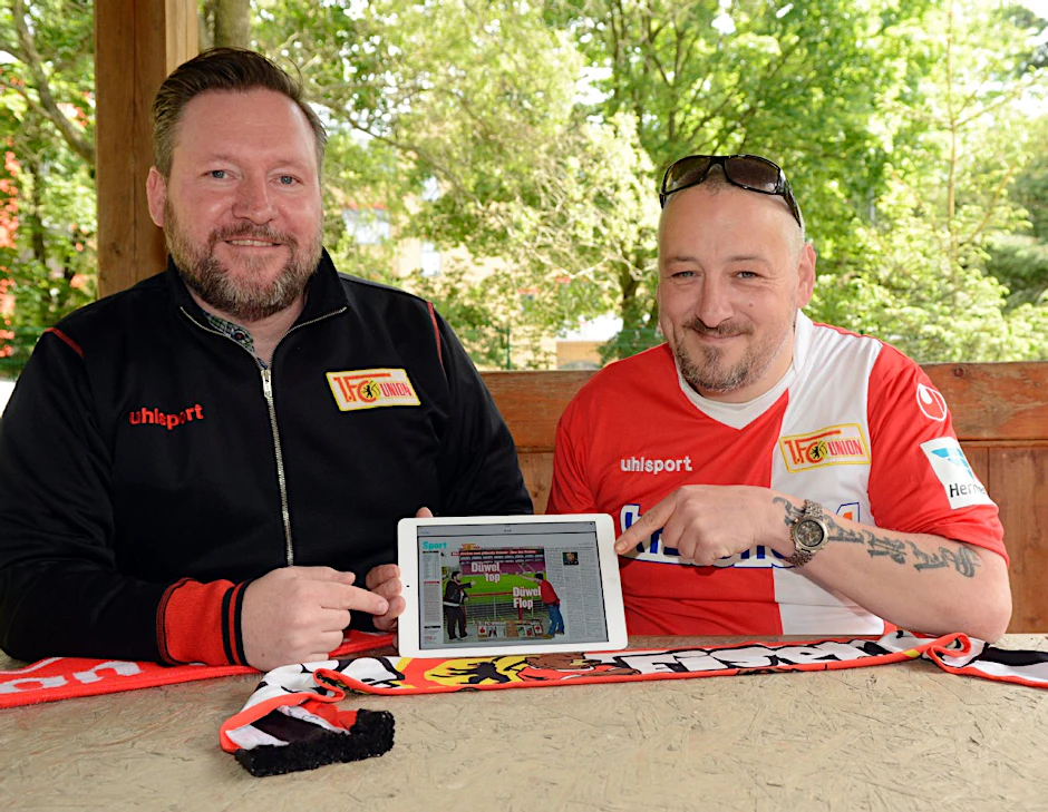 Auf dem Tablet schauen sich Sven Klebba (l.) und Sven Richter die KURIER-Seite vom ersten Streitgespräch an.