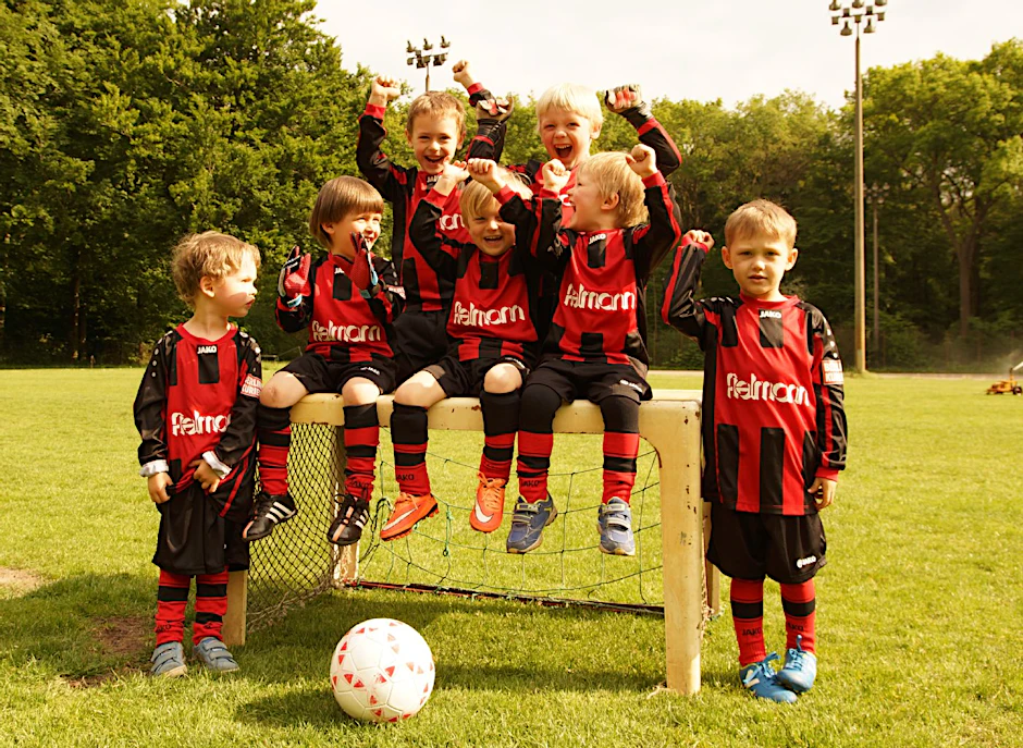 Die Fußball-Minis des SV Treptow 46 üben in den neuen Klamotten vom KURIER und Fielmann schon einmal das Jubeln.