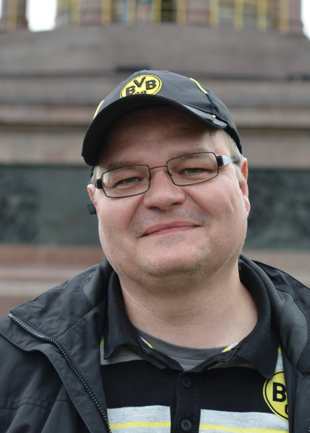 Die Friedenstaube auf dem Kopf ist klasse Thomas Galla (48), Angestellter aus Dortmund: „Geißlers Äußerung ist total unverständlich. Das ist ein Kulturdenkmal, das sich auf die deutsche Geschichte bezieht. Ich finde vor allem die Friedenstaube auf dem Kopf der Viktoria klasse.“