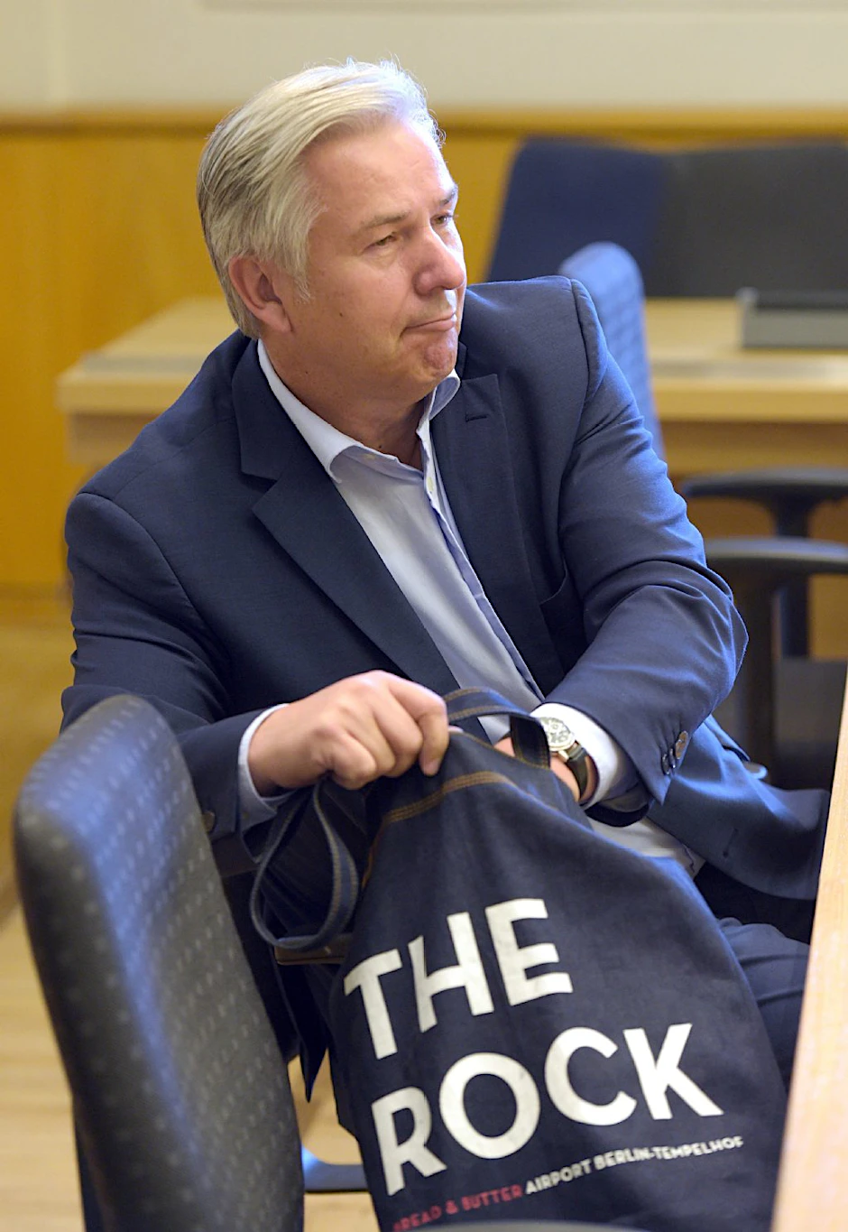 Lässig: Klaus Wowereit hat seine Papiere für den BER-Ausschuss in einer Jute-Tasche.
