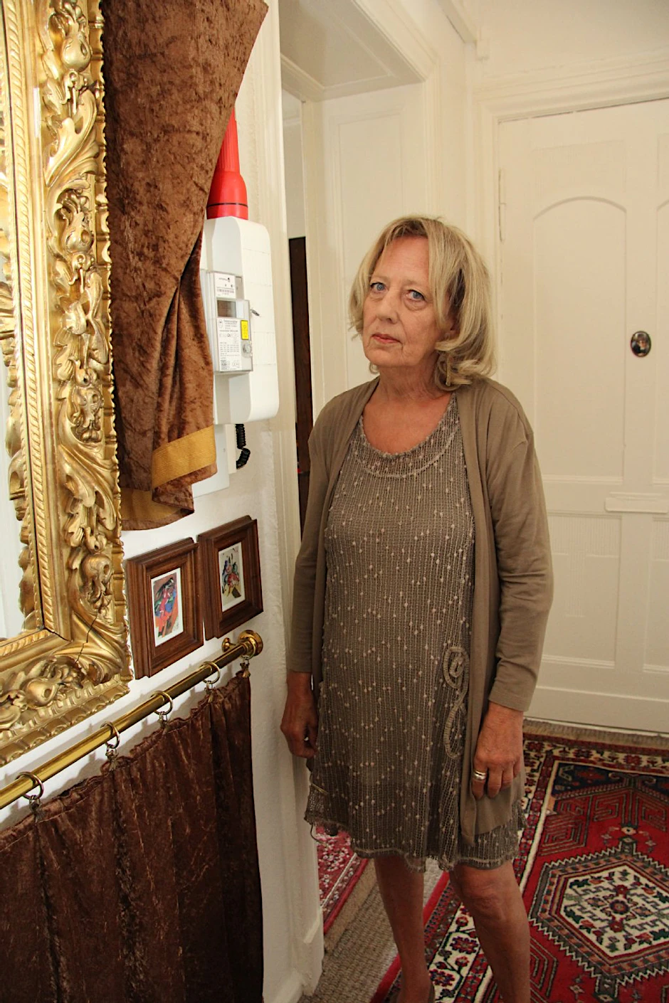 Barb Behrend neben dem Stromzähler in ihrem Haus