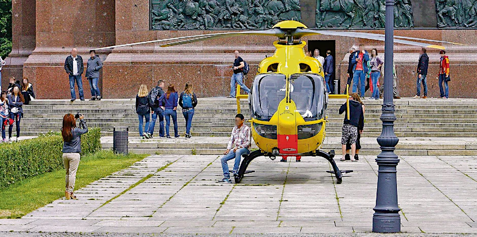 Das Bild macht fassungslos: Da wird ein Mensch beim Unfall verletzt – und die Leute haben nichts anders zu tun, als vor dem Rettungs-Hubschrauber zu posieren.
