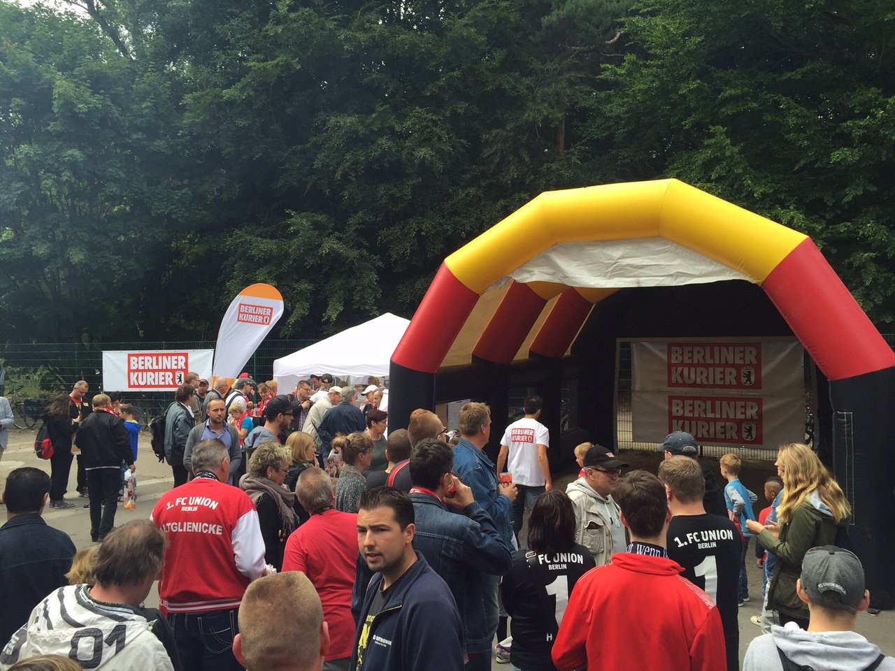 Eine der Haupt-Attraktionen beim Sommerfest: Teste Deine Schuss-Stärke! „Der von hier“ hat eine Torwand mit Radar aufgestellt. Klar, dass man denjenigen mit dem eisern-härtesten Schuss ausmachen will.