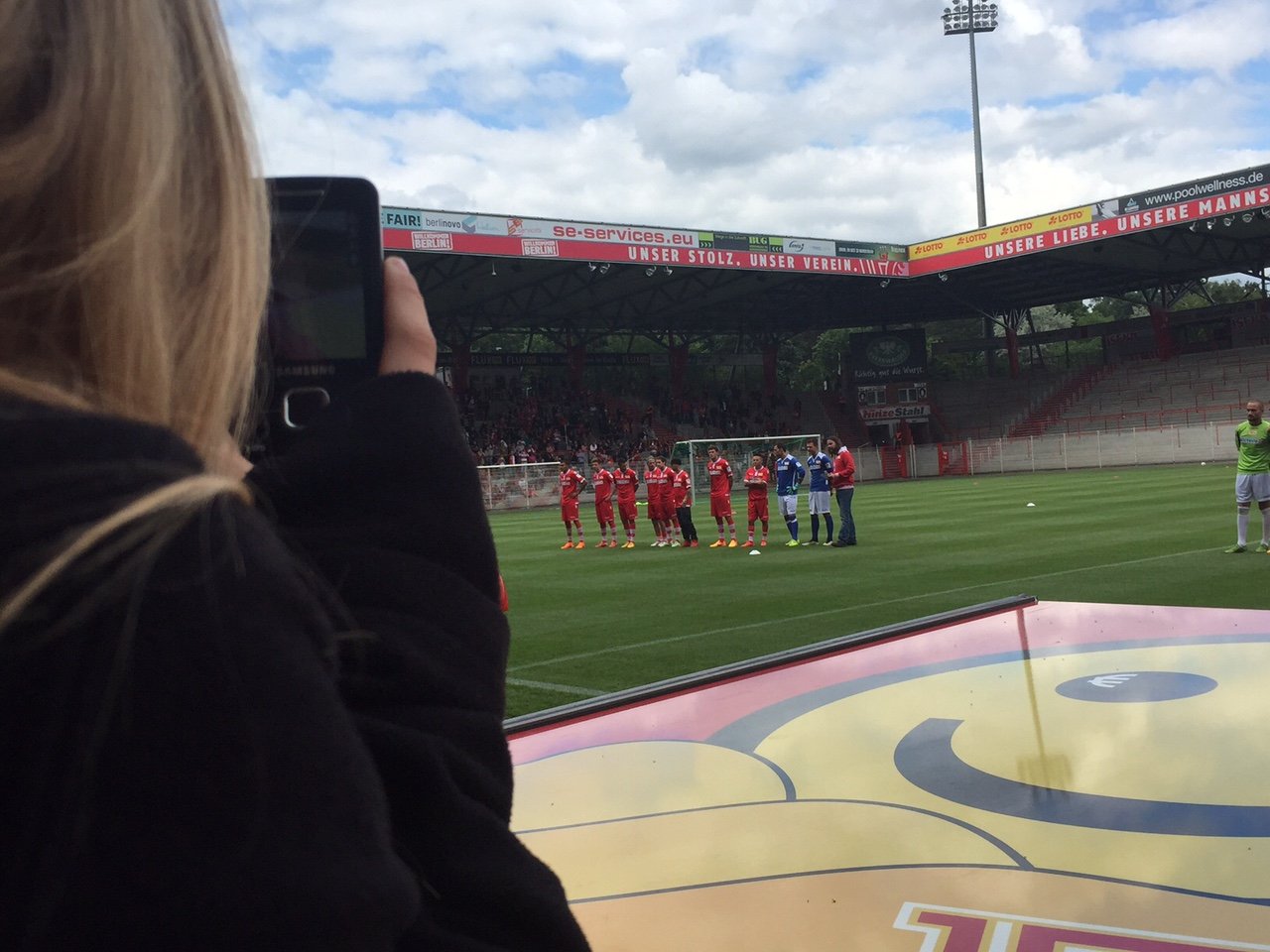 Wenn die (zukünftigen) eisernen Helden aufmarschieren, zücken die Fans ihre Smartphones und Kameras.