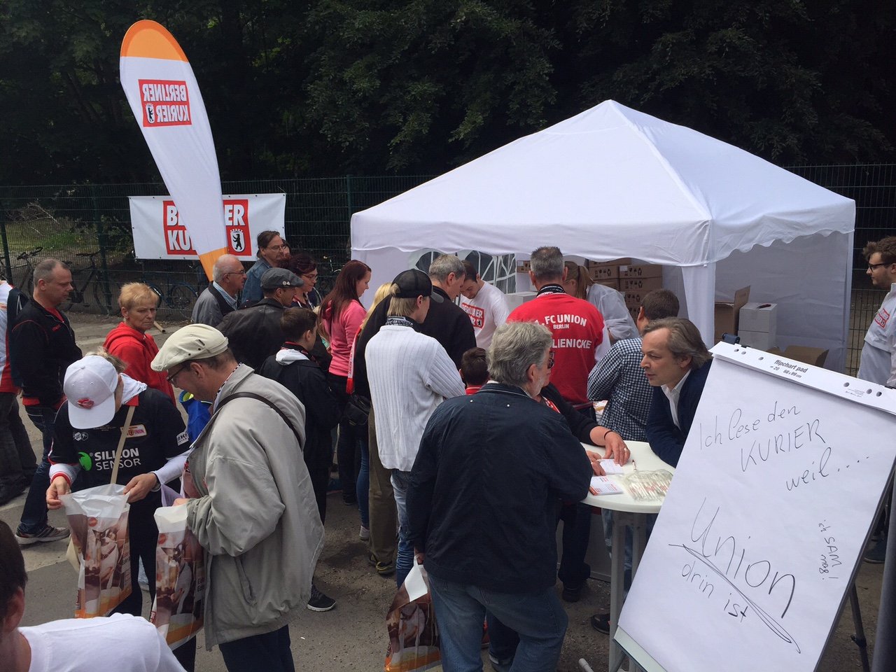 Kaum waren die Tore für das Union-Sommerfest geöffnet, herrschte Andrang am Stand des Berliner KURIER, der ab der Saison 2015/2016 wieder Medienpartner der Eisernen ist. Vorn rechts Elmar Jehn, komm. Chefredakteur, unterhält sich mit Union-Fans und KURIER-Lesern.