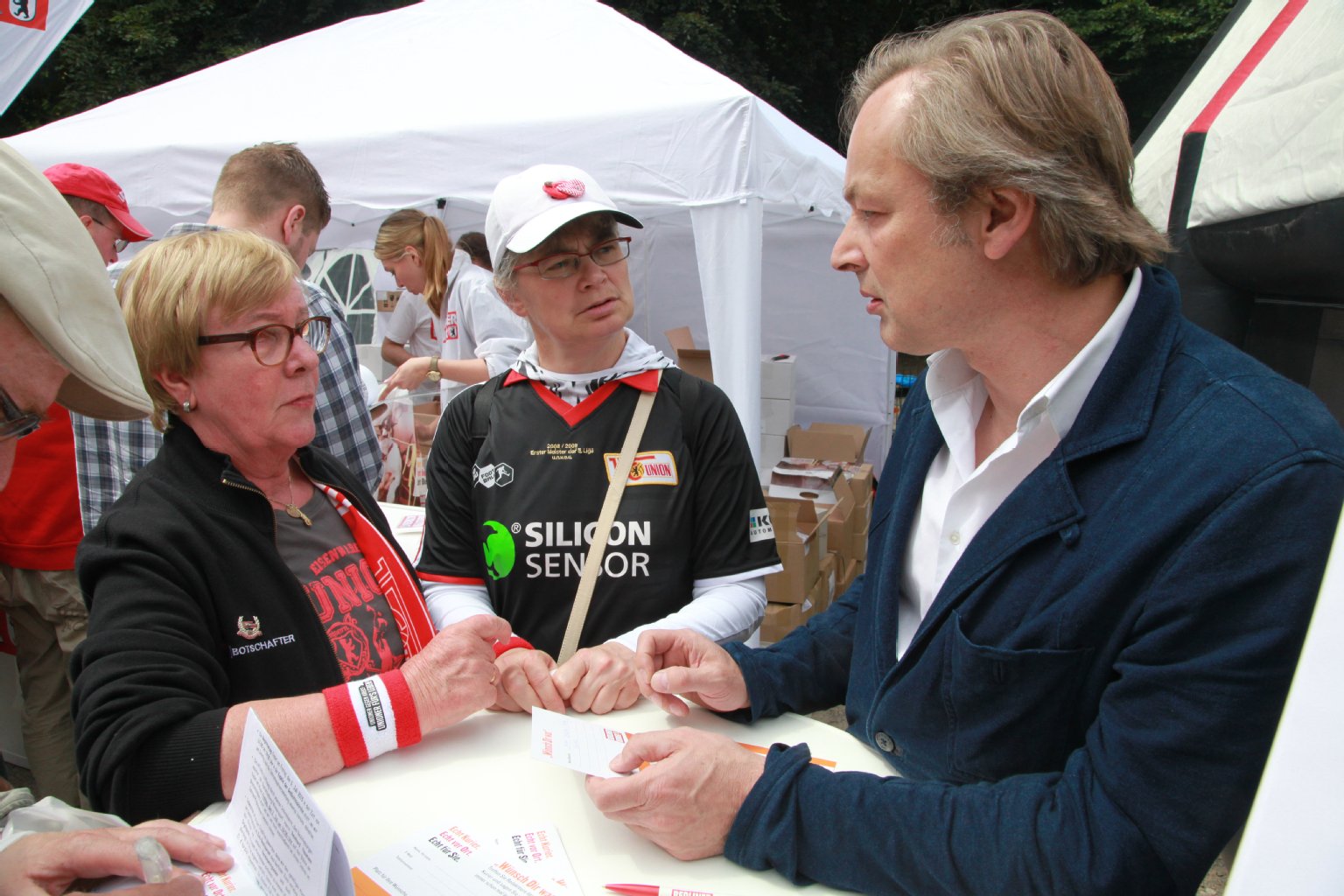 Angeregtes Gespräch an der Alten Försterei. KURIER-Redakteure standen für Gespräche über die Arbeit, den Fußball und die Zeitung zur Verfügung. Hier spricht KURIER-Chefredakteur Elmar Jehn mit zwei Lesern über ihre Zeitung. Was ist gut, was kann man besser machen?