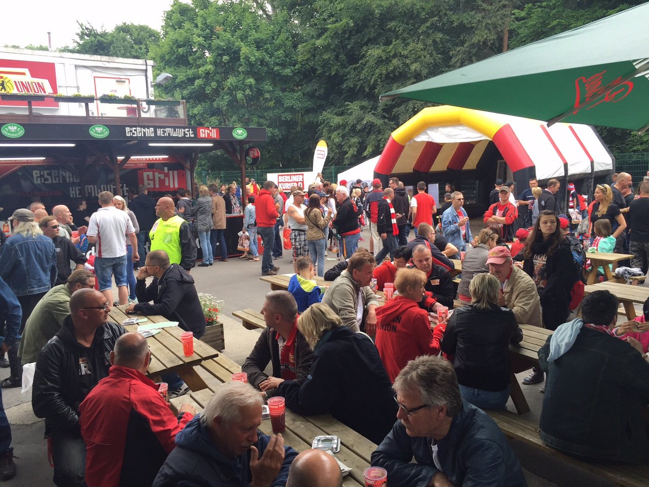 So viel Union-Liebe macht hungrig, doch Bratwurst und Bier schaffen hinreichend Abhilfe.