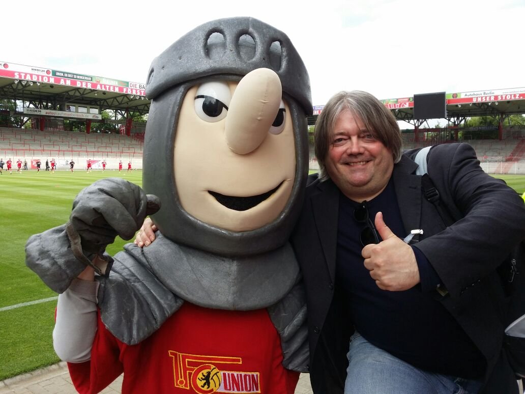 Union-Maskottchen Ritter Keule (nicht verwechseln, links im Bild) und KURIER-Sportchef Andreas Lorenz haben Spaß.