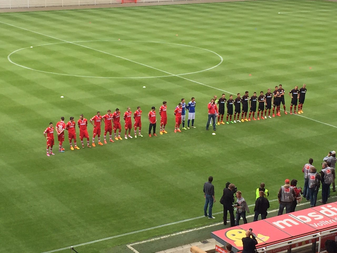 Unions Stadion- und Pressesprecher Christian Arbeit stellt die Mannschaft vor. Benjamin Köhler ist ebenfalls dabei (schwarze Jogginghose).