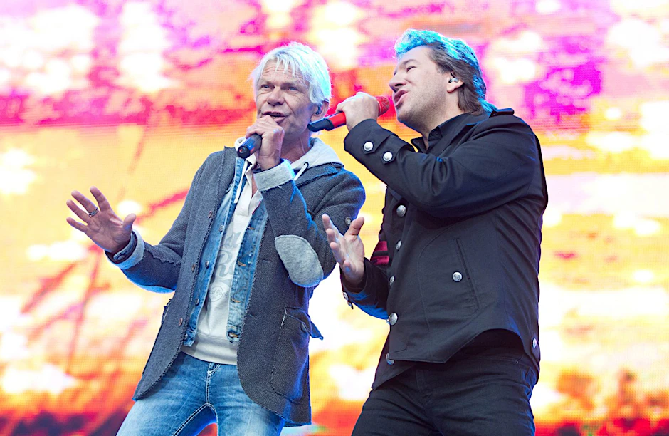 Claudius Dreilich (r), Sänger der Band Karat, rockt anlässlich des 40. Band-Jubiläums mit dem Musiker Matthias Reim auf der Waldbühne in Berlin.