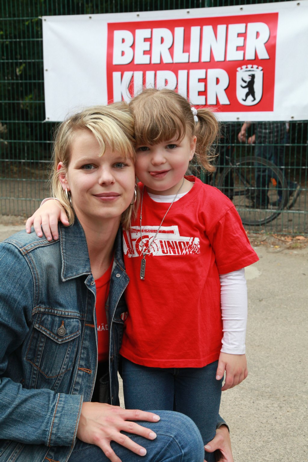 Stefanie (29) und Leonie (4) sind zwei eingefleischte Union-Fans. Eisernes Blut mit der Muttermilch aufgesogen, sozusagen. Immer wenn Zeit ist, wird der KURIER gelesen.
