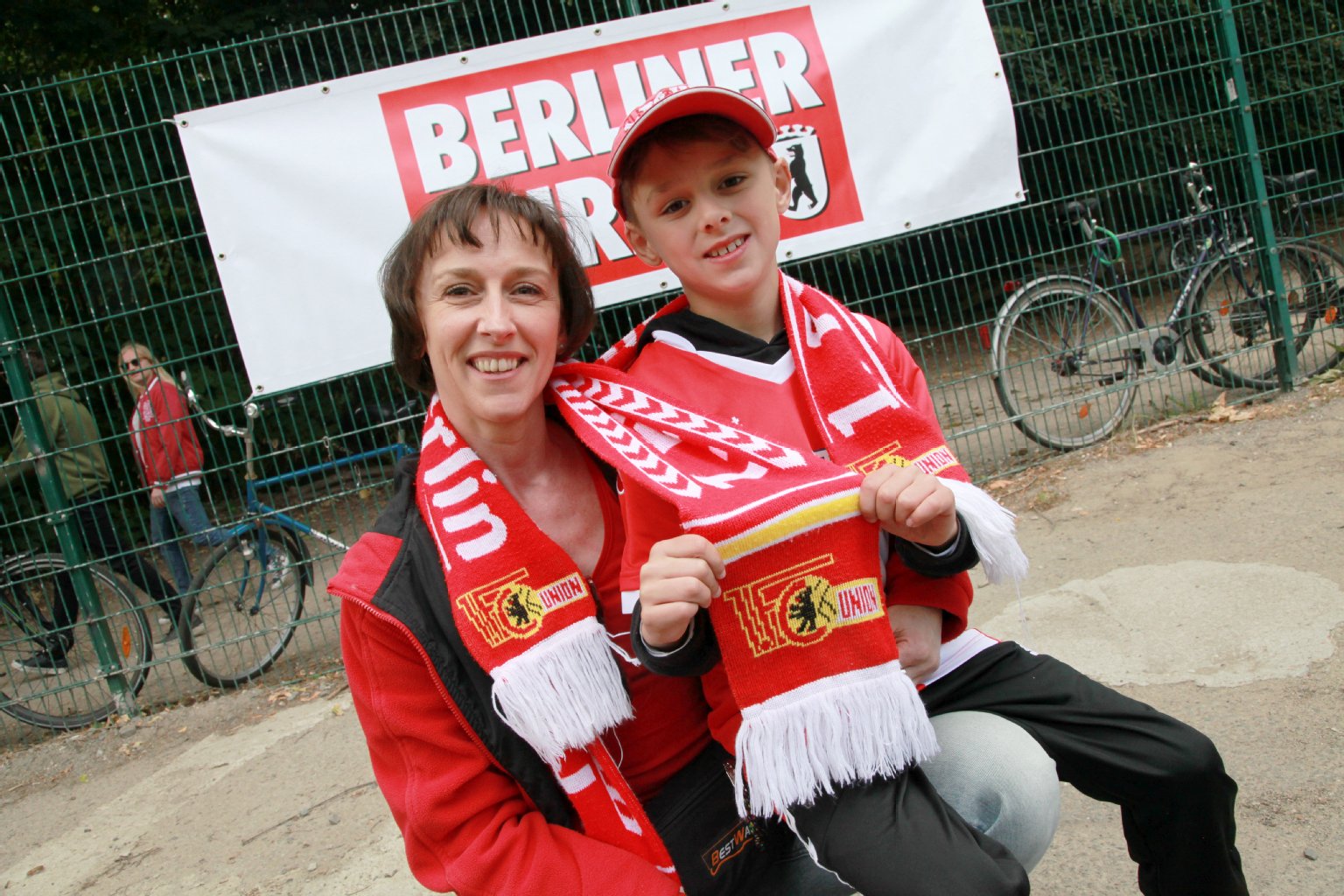 Daniela (43) aus Kaulsdorf : „Ich freue mich drauf, wenn es den KURIER am Stadion gibt. Dann erfährt man noch mehr über Union.“ Florens (8) ballerte auf die Torwand.