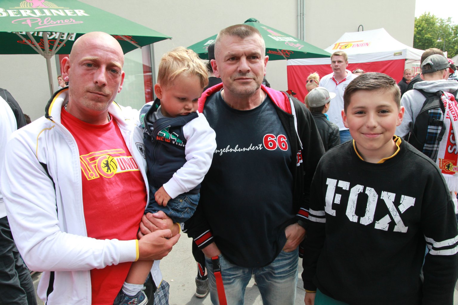 „Im KURIER steht am meisten über den Osten drin“, so Otto (29/l.) aus Karlshorst. Auf seinem Arm sein Nils (2). Schulle (52/r.) aus Lichtenberg und sein Sohn Niklas (11) sehen das genauso.