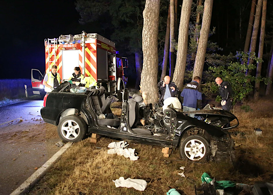 Der Audi mit den 3 Männer zwischen 37 und 47 Jahren fuhr in Richtung Reetz und kam in einer Rechtskurve nach links von der Fahrbahn ab und prallte gegen einen Baum.